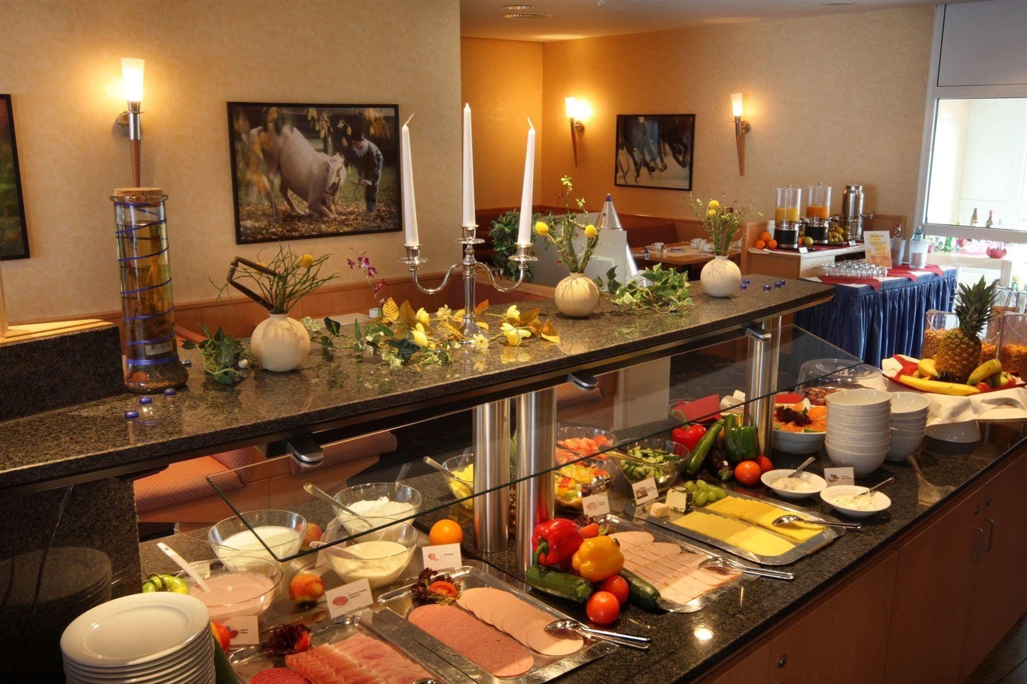 Ramada By Wyndham Hannover Messe Laatzen Restoran gambar